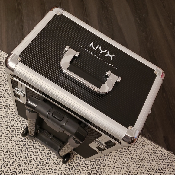 Rolling Cosmetic Case For Make Up Artist - Picture 5 of 7